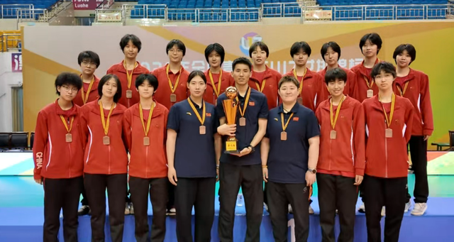 内蒙古青少年排球双线大捷：包头一中女排勇夺全国季军，呼铁一中男排摘得第五创历史
