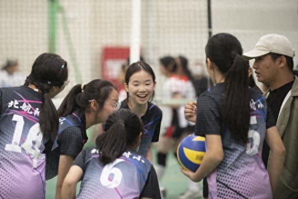海淀小学生排球赛1300人参加，输球哭完自己复盘找问题