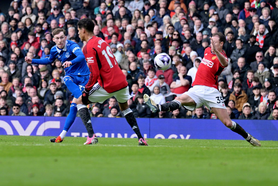 英超-曼联主场2-0埃弗顿，终结连败势头